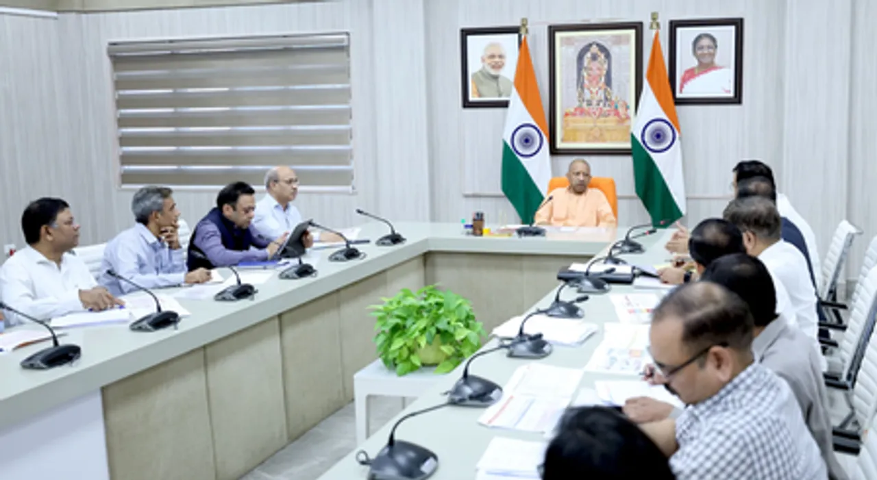 जिला मुख्यालयों की नगर पालिकाओं में गौरव पथ, स्मार्ट क्लासरूम, ईवी स्टेशन व डिजिटल सेवाएं विकसित होंगी : सीएम योगी