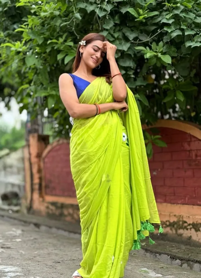बालों में फूल लगाकर शर्मायी अक्षरा सिंह, ट्रेडिशनल अवतार से जीता फैंस का दिल