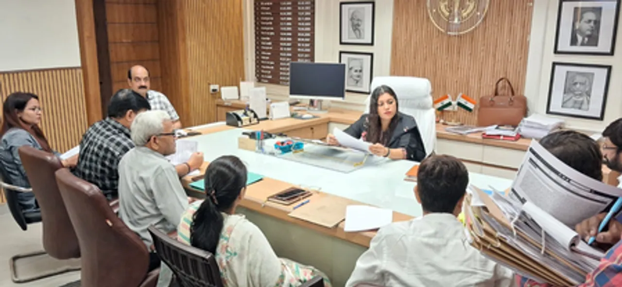 ग्रेटर नोएडा : आईजीआरएस पोर्टल की समीक्षा बैठक, जिलाधिकारी ने अधिकारियों को दिए कड़े निर्देश