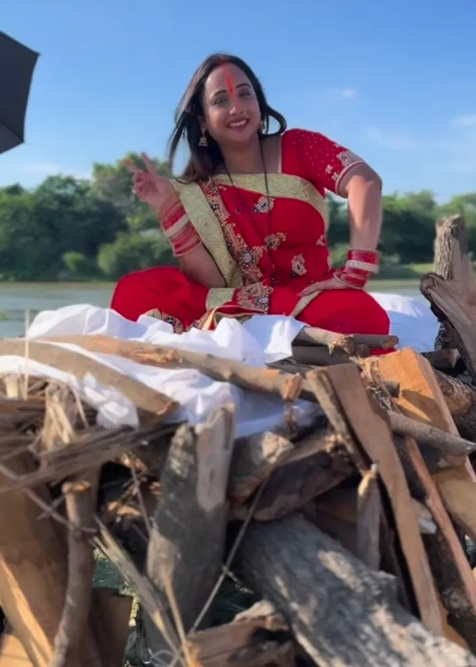 चिलचिलाती गर्मी में भी रानी चटर्जी ने मस्तीभरे अंदाज में की शूटिंग, अर्थी सीन का पोस्ट किया बीटीएस वीडियो