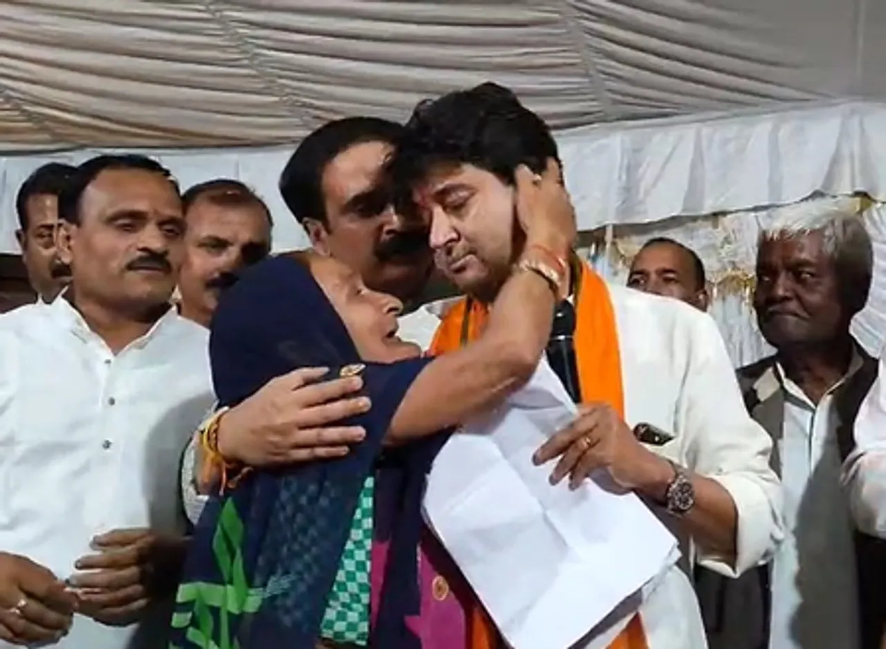 मध्य प्रदेश के गुना में बुजुर्ग महिला ने बाढ़ पीड़ितों के लिए दान की पेंशन, सिंधिया ने किया श्रमदान का संकल्प