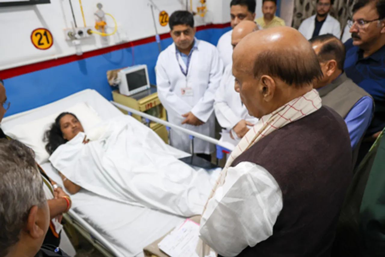 किश्तवाड़ आपदा : रक्षा मंत्री राजनाथ सिंह ने घायलों से मिले, कहा-पीएम मोदी घटना को लेकर चिंतित