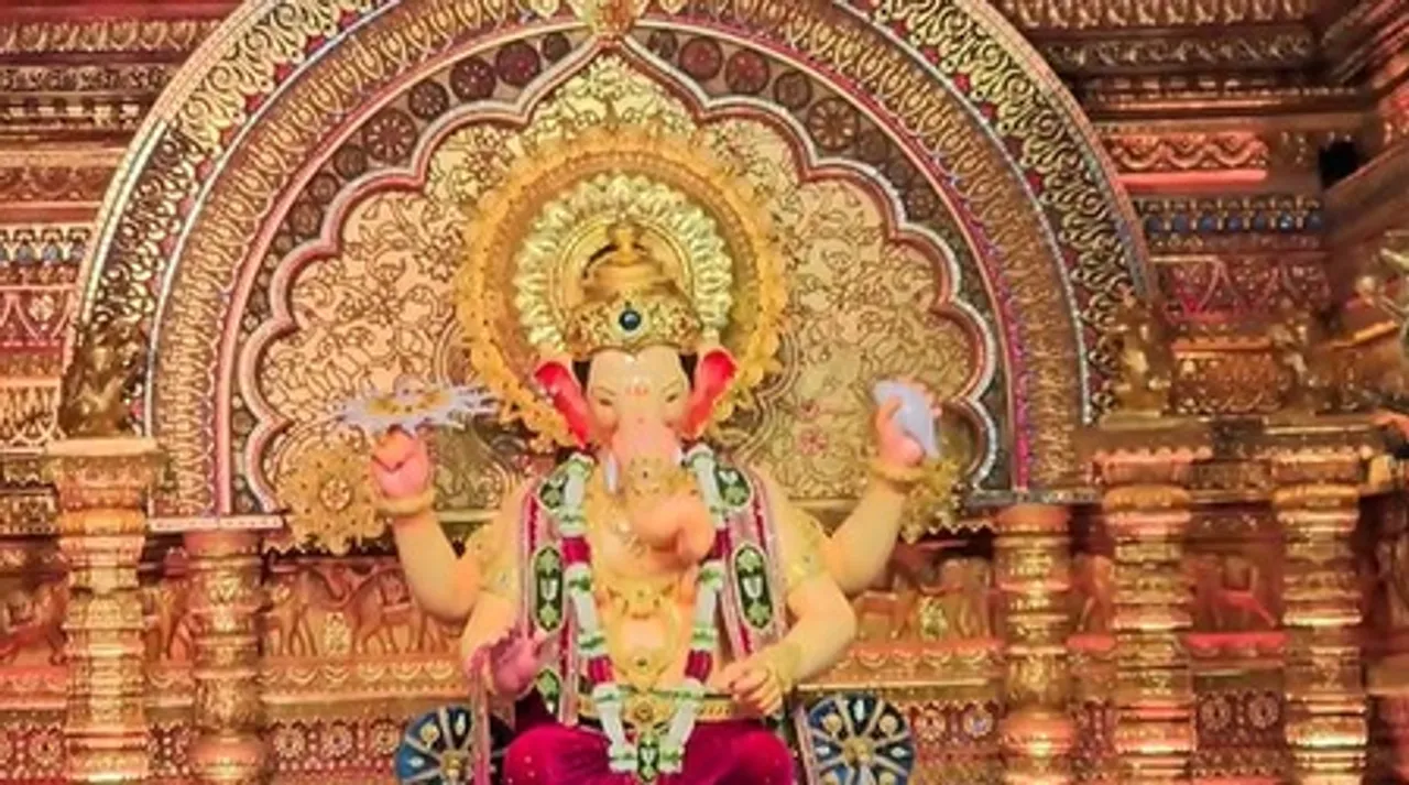 मुंबई में लालबागचा राजा की पहली झलक, हाथ में चक्र, सिर पर मुकुट और बैंगनी धोती...