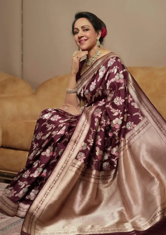 हेमा मालिनी ने साड़ी पहनकर गणपति बप्पा का किया स्वागत, फैंस बोले- 'आज भी वही ड्रीम गर्ल हो आप!'