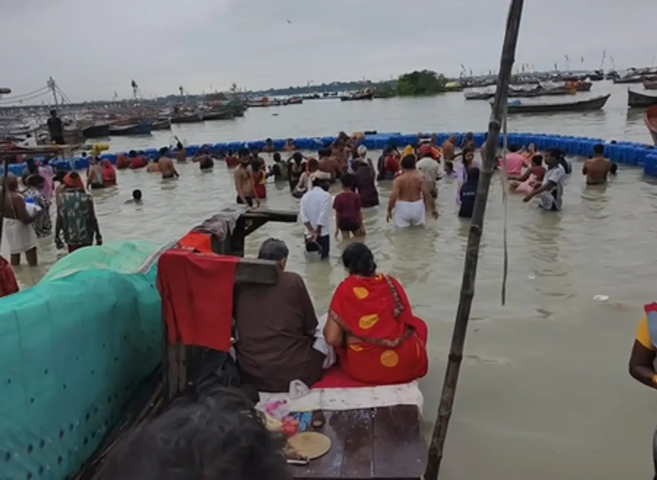 तीज के पावन पर्व पर, संगम पर महिलाओं ने लगाई आस्था की डुबकी