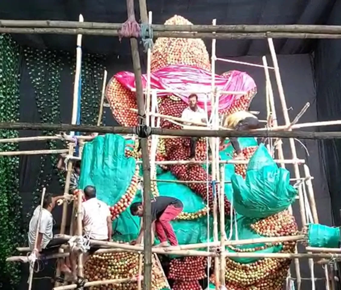 ओडिशा : संबलपुर में नटराज क्लब की गोल्डन जुबली पर 26 फुट ऊंची सेब की गणेश मूर्ति बनाई गई