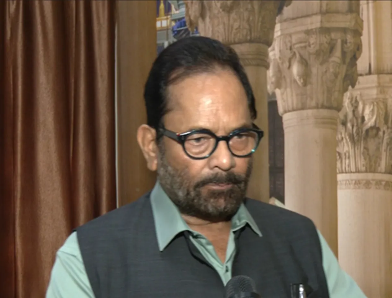 नकवी पर 'आप' पर तंज, 'गरीबों के हेल्थ प्रोजेक्ट को अपना वेल्थ प्रोजेक्ट बनाया'