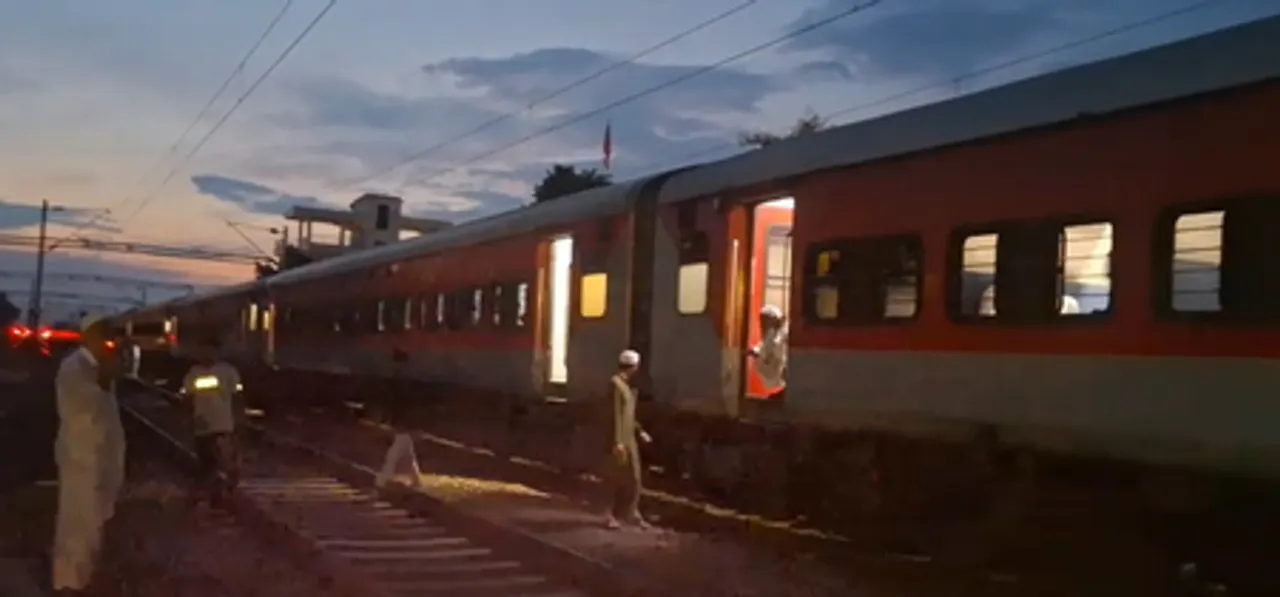 इटावा : आनंद बिहार से दरभंगा जाने वाली अमृत भारत ट्रेन में आग की सूचना से मचा हड़कंप