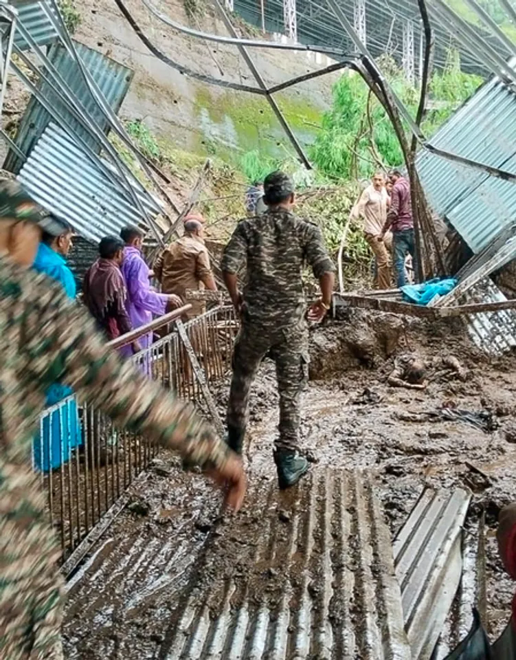 जम्मू-कश्मीर में सभी प्रमुख मार्ग बंद, लोगों से अनावश्यक यात्रा से बचने की अपील
