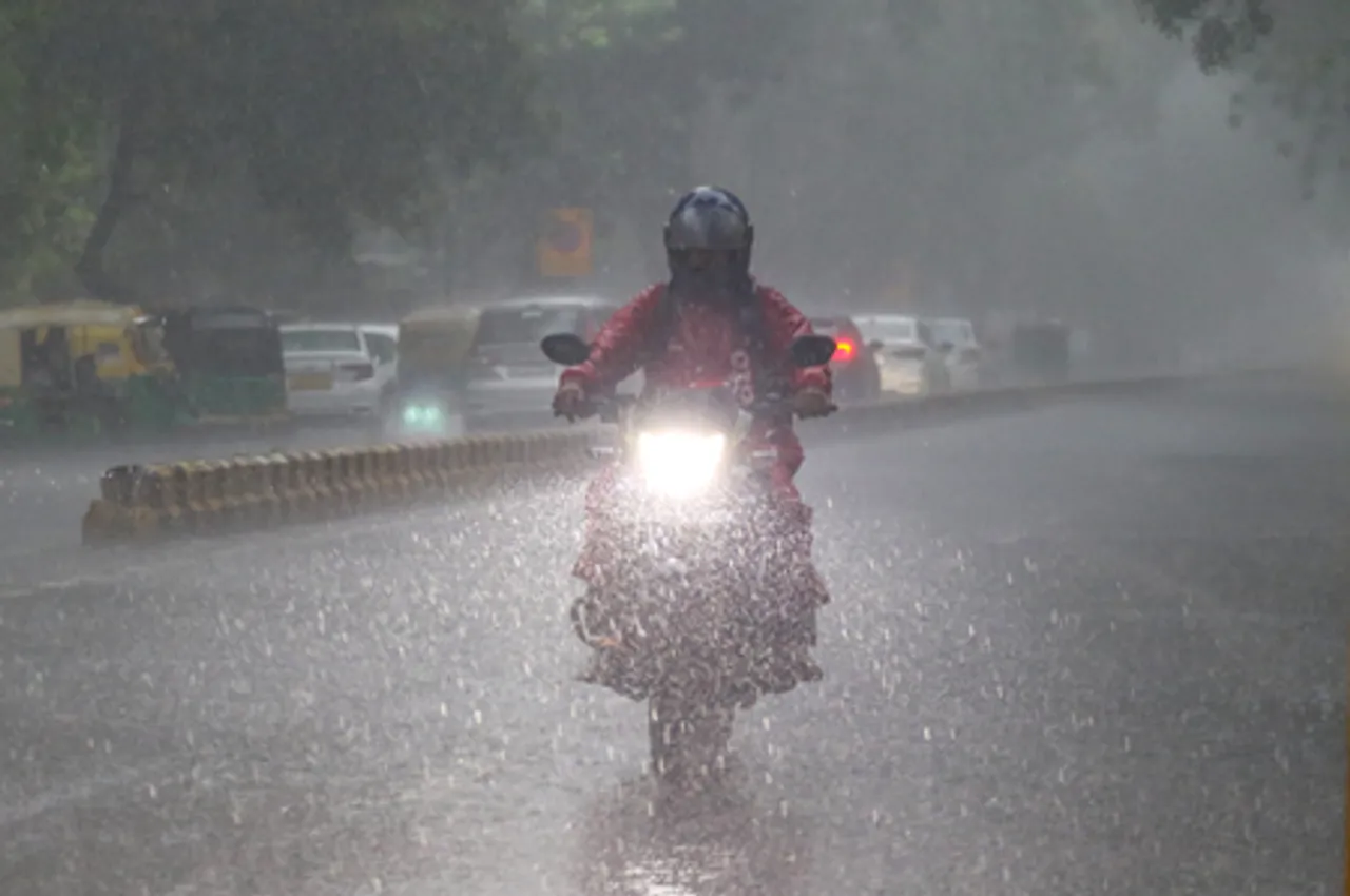 एनसीआर में सुबह-सुबह छाई धुंध, अगस्त में हुआ दिसंबर के महीने का अहसास