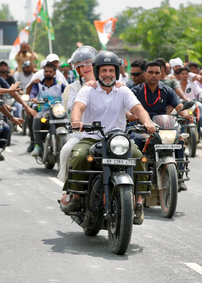 राहुल गांधी ने 'वोटर अधिकार यात्रा' में फिर चलाई बुलेट, पीछे बैठी प्रियंका