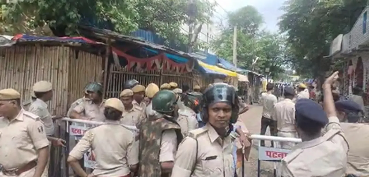 पटना में छात्रा की मौत पर हंगामा, विरोध प्रदर्शन के बीच पुलिस पर पत्थर बरसे