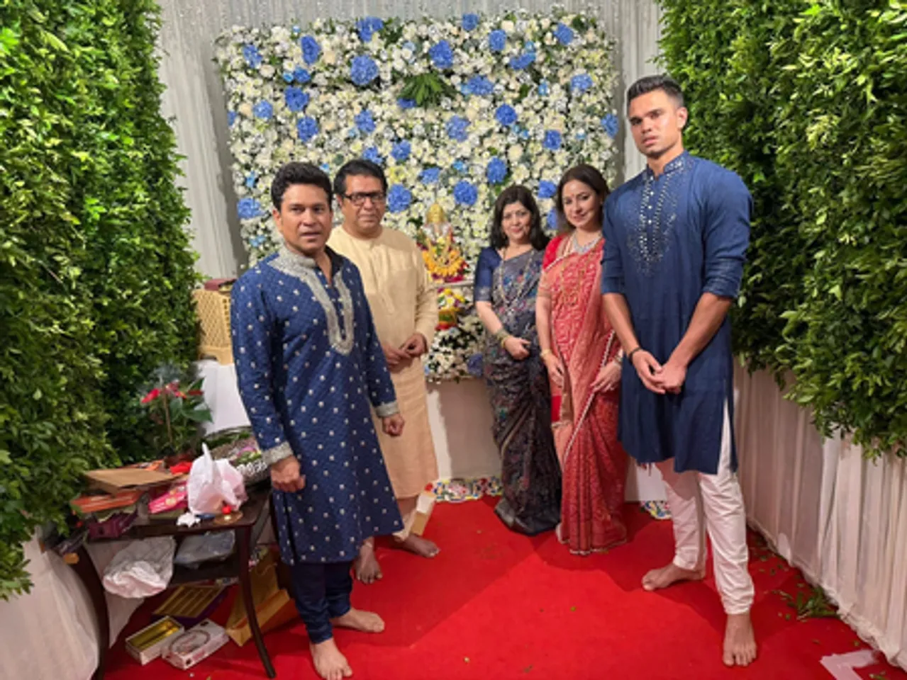 सचिन तेंदुलकर परिवार संग पहुंचे राज ठाकरे के आवास 'शिवतीर्थ', की गणपति पूजा