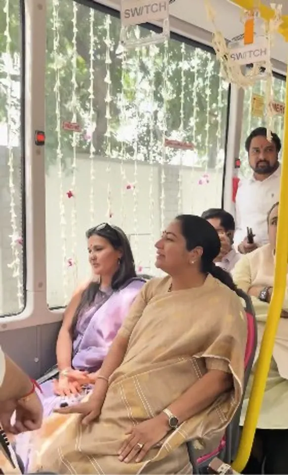 कॉलेज, दोस्ती और गिटार... देशभक्ति गीत गाते हुए दिल्ली सीएम रेखा गुप्ता ने छात्रों के साथ किया बस में सफर