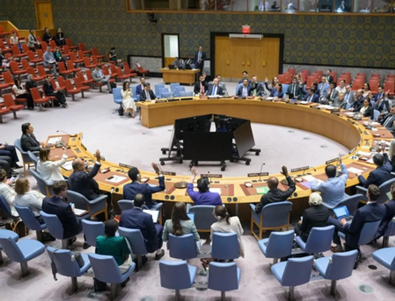 Security Council extends mandate of UN force in Lebanon for final time