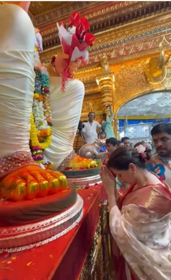 गणपति बप्पा के रंग में रंगी भाग्यश्री, बेटे के संग किए राजा लालबागचा के दर्शन