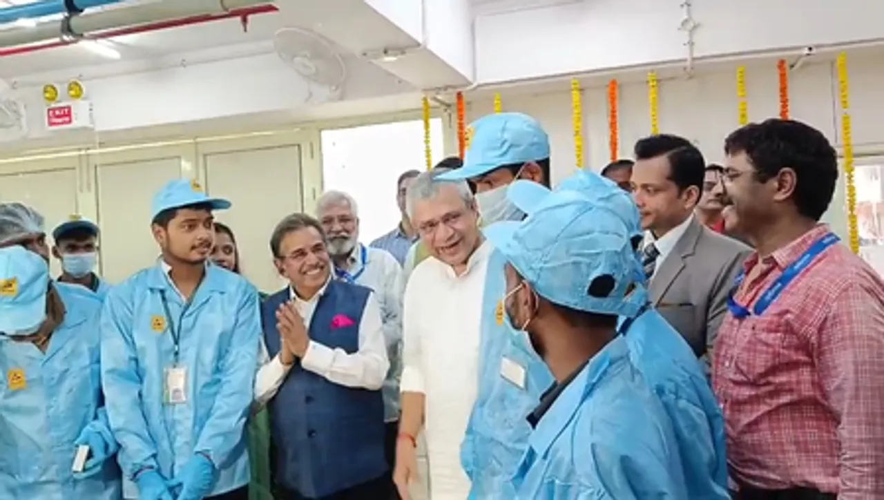 नोएडा : केंद्रीय मंत्री अश्विनी वैष्णव ने टेम्पर्ड ग्लास मैन्युफैक्चरिंग यूनिट का किया उद्घाटन