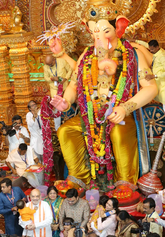 अमित शाह ने लालबाग के राजा के किए दर्शन, बोले, गणपति बप्पा सभी पर अपनी कृपा दृष्टि बनाए रखें