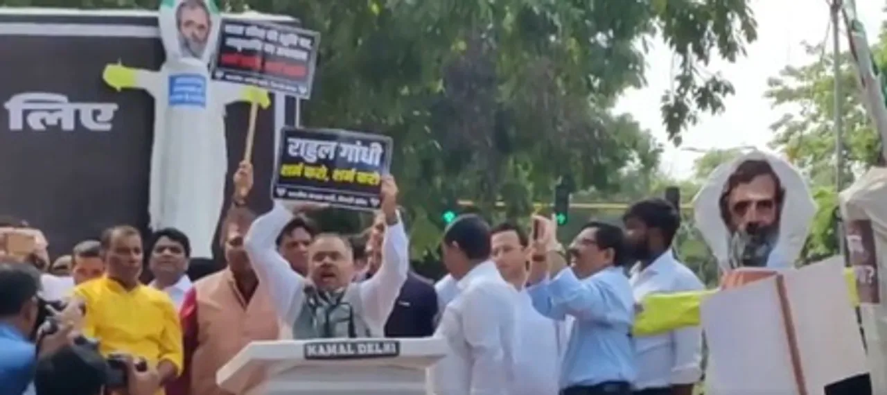 नई दिल्ली: कांग्रेस कार्यालय के बाहर भाजपा का प्रदर्शन, पीएम मोदी के खिलाफ अपशब्दों पर मांगी की माफी