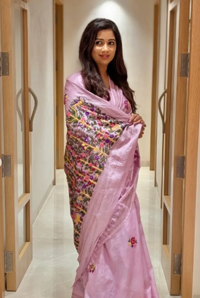 श्रेया घोषाल ने साड़ी में बिखेरा हुस्न का जलवा, माथे पर बिंदी ने जीता फैंस का दिल!