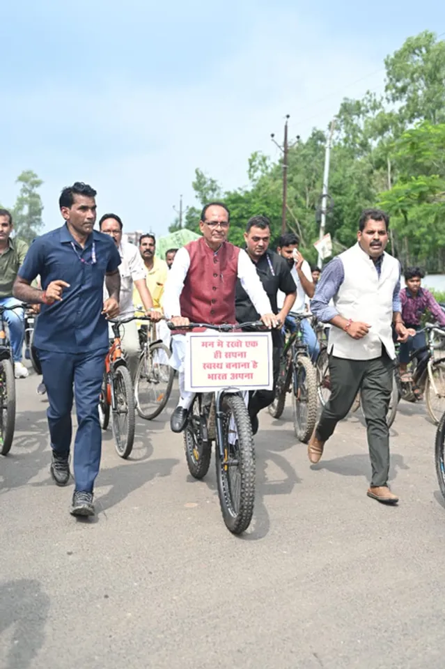 शिवराज सिंह चौहान ने दो किमी तक चलाई साइकिल, भारत को स्वस्थ बनाने का दिया संदेश