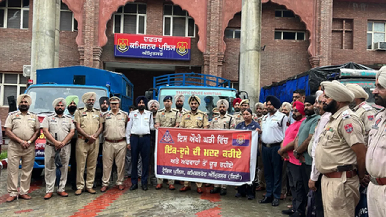 पंजाब: अमृतसर पुलिस ने बाढ़ पीड़ितों की मदद के लिए उठाया बड़ा कदम, पहुंचाई जा रही राहत सामग्री