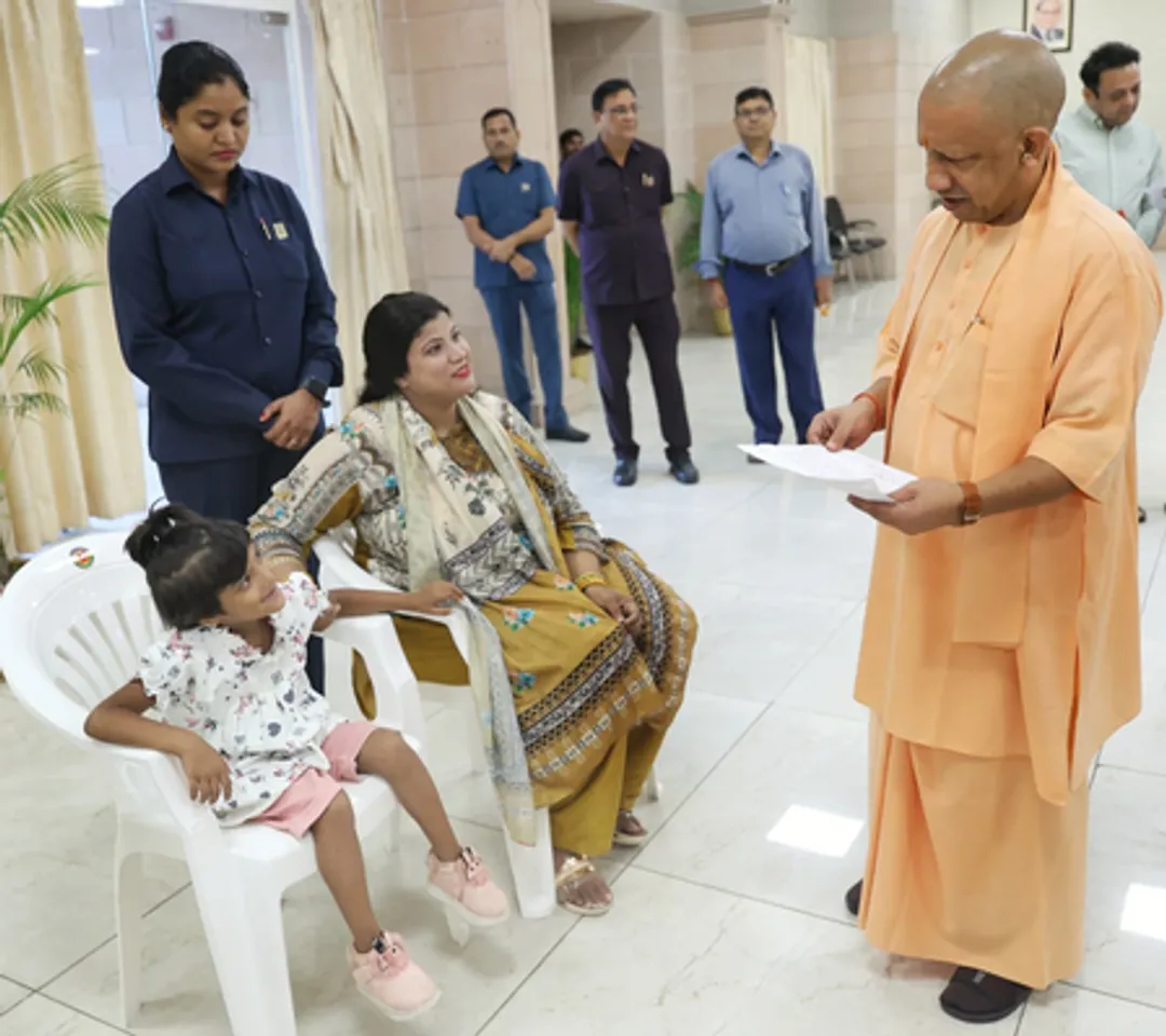 जनता दर्शन में सीएम योगी ने सुनी फरियादें, नन्ही मायरा को एडमिशन कराने का दिया भरोसा
