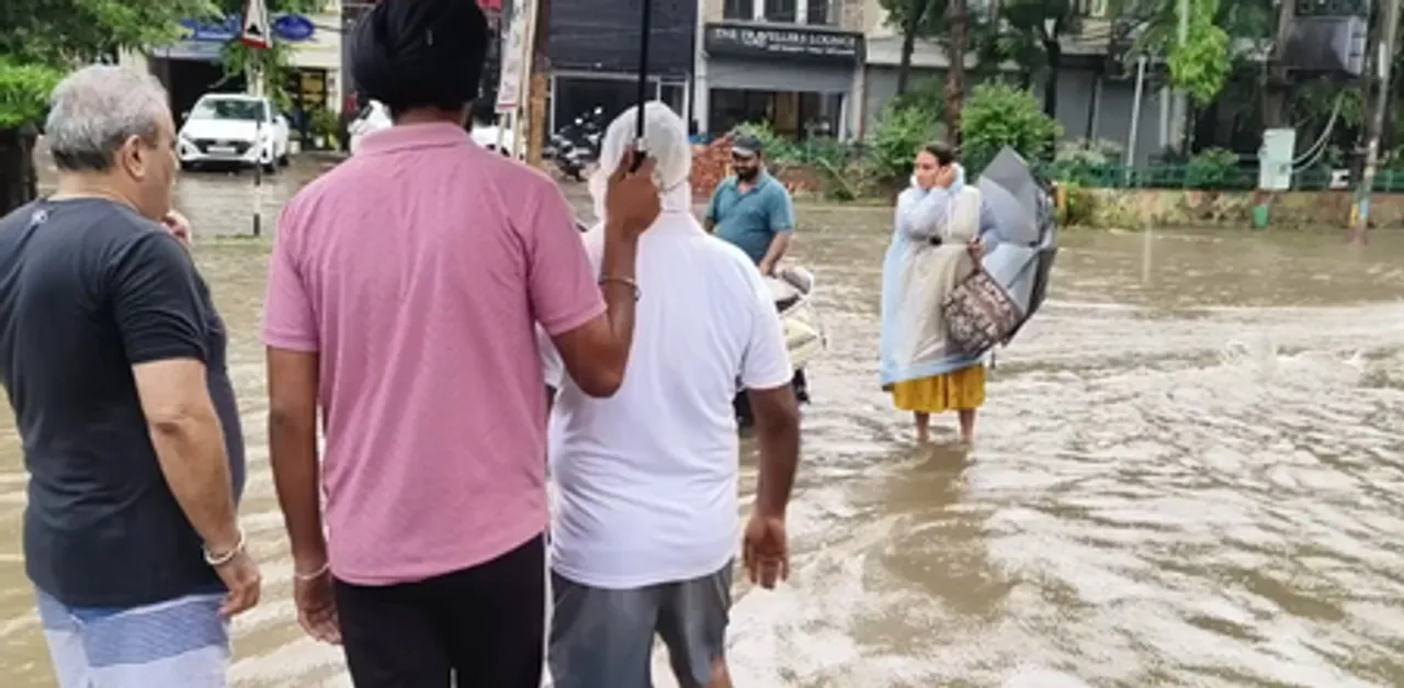 जालंधर में भारी बारिश के चलते दुकानदारों को लाखों का नुकसान, जनजीवन प्रभावित
