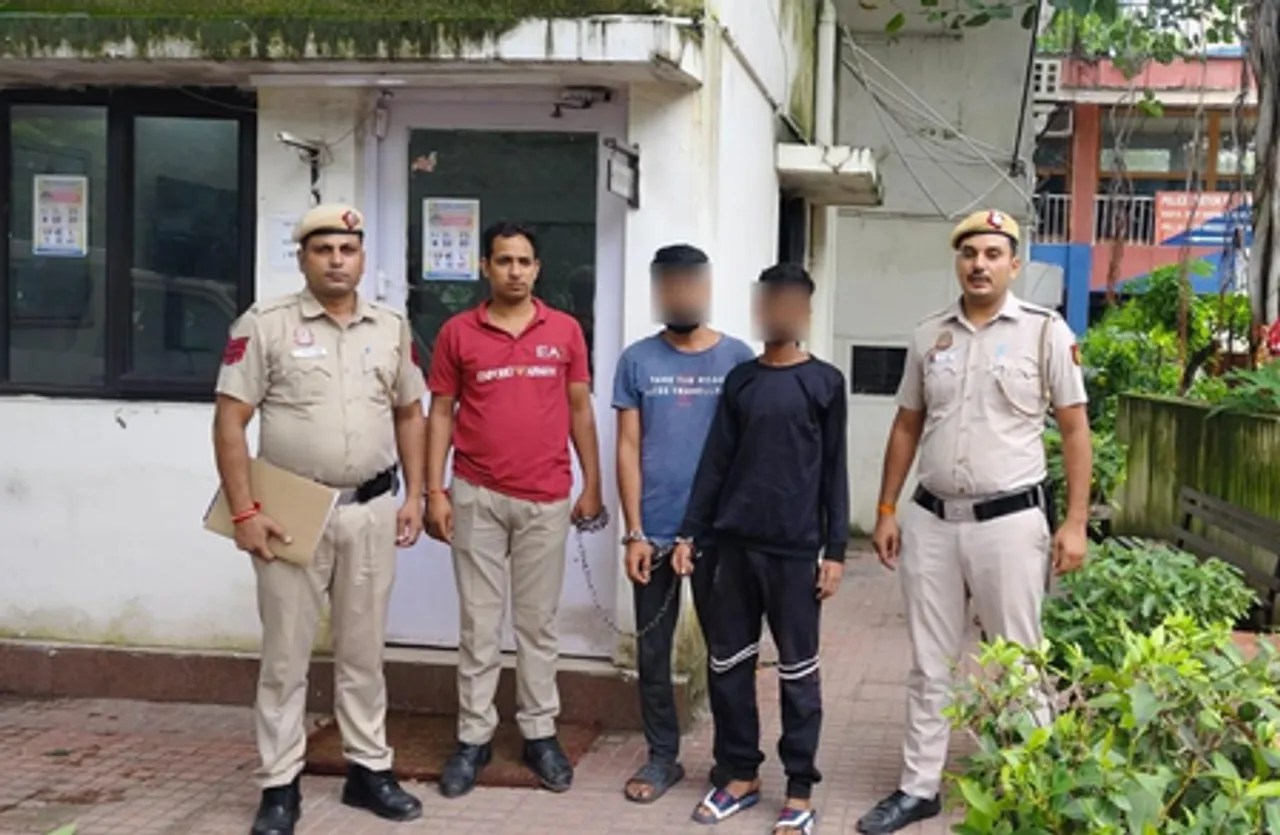 दिल्ली: मंदिर के दानपात्र से चोरी करने वाले दो गिरफ्तार, नकदी बरामद