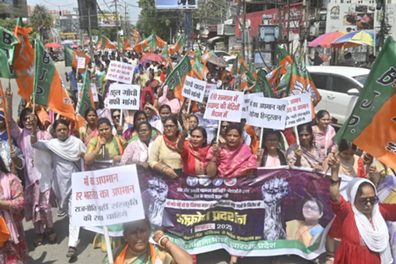 रांची में भाजपा महिला कार्यकर्ताओं का प्रदर्शन, कांग्रेस ऑफिस घेरने की कोशिश