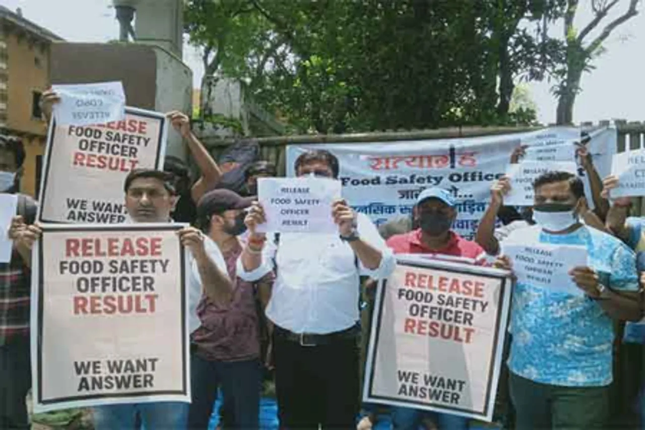 नियुक्ति परीक्षाओं के रिजल्ट लंबित रखने के विरोध में रांची में जेपीएससी दफ्तर के समक्ष युवाओं का प्रदर्शन