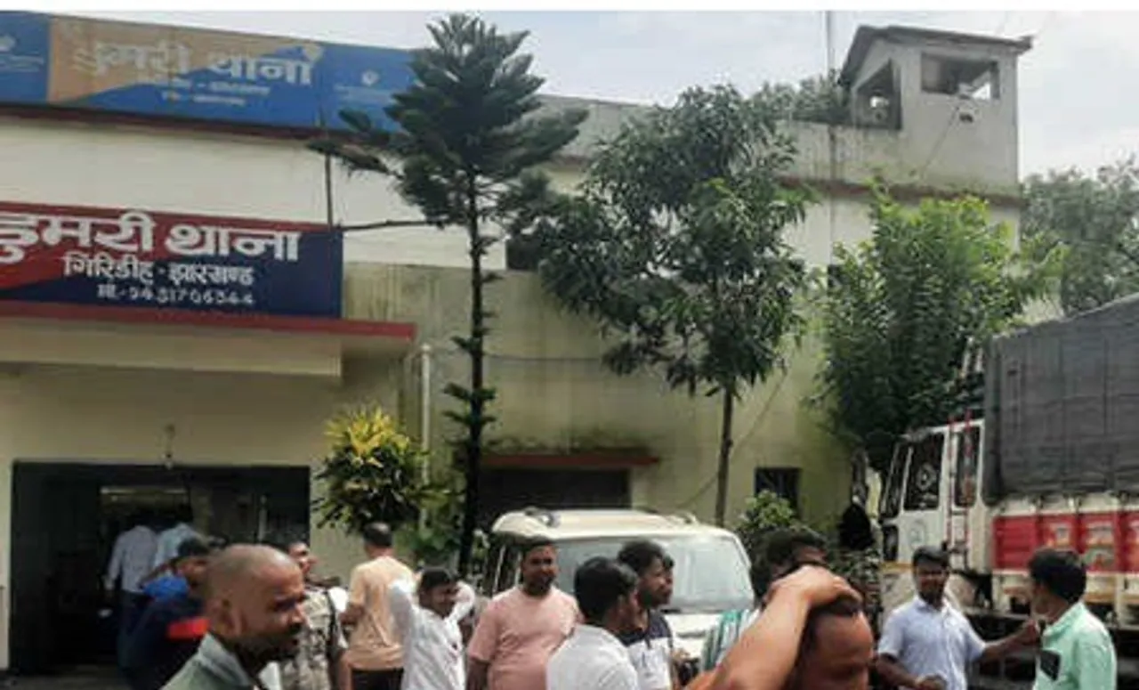 गिरिडीह में महिला पर चोरी का आरोप लगा सिर मुंडा, जूते-चप्पलों की माला पहनाकर घुमाया