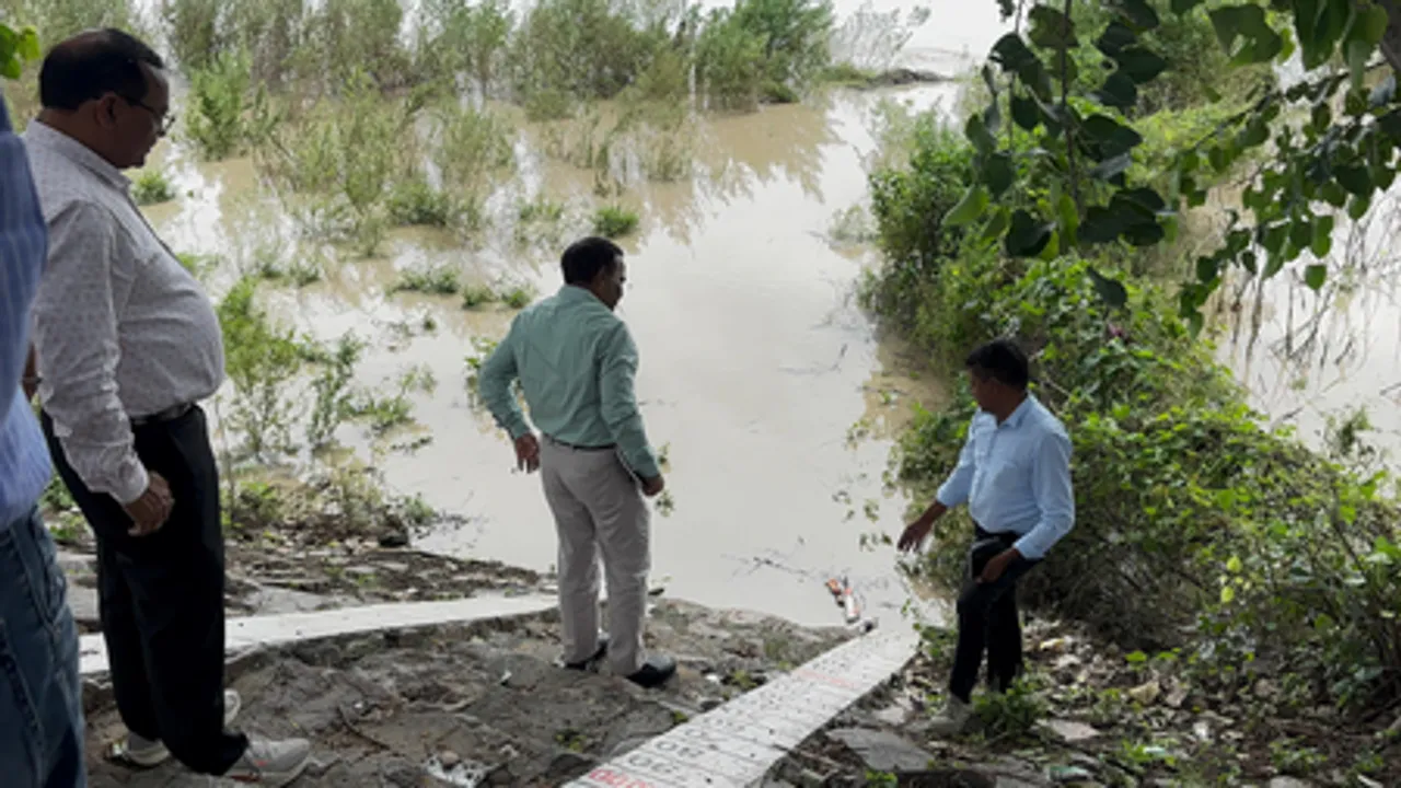 नोएडा में बढ़ा बाढ़ का खतरा, फसल और झुग्गियां डूबी, सिंचाई विभाग की तीन टीमें कर रही हैं निगरानी