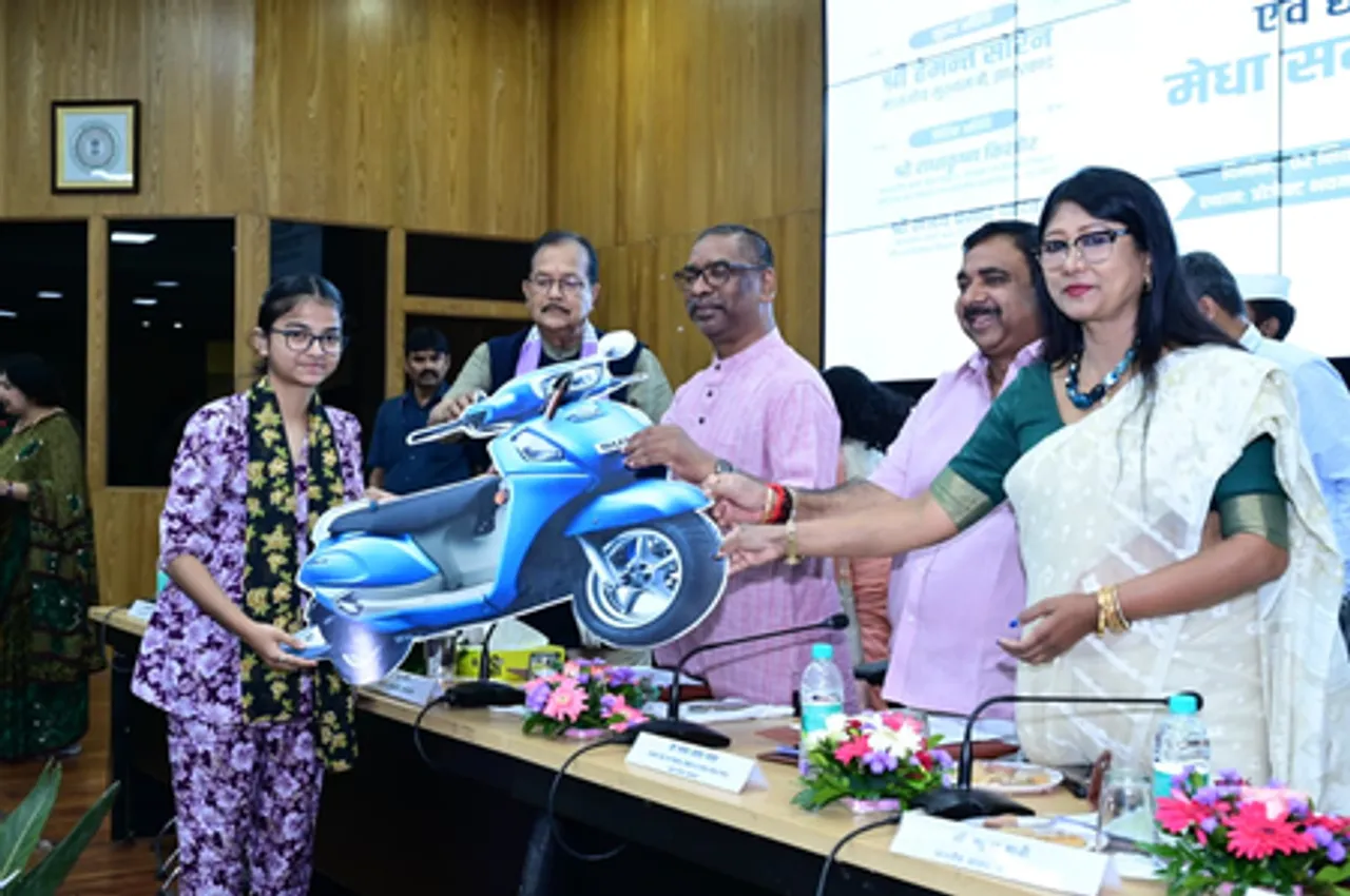 झारखंड : सीएम हेमंत ने 975 शिक्षकों को सौंपे नियुक्ति पत्र, बोर्ड परीक्षाओं के टॉपर्स को स्कूटी, लैपटॉप और तीन-तीन लाख