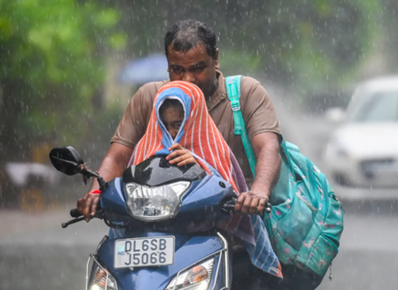 नोएडा में भारी बारिश से स्कूल बंद, जिला प्रशासन ने जारी किया आदेश