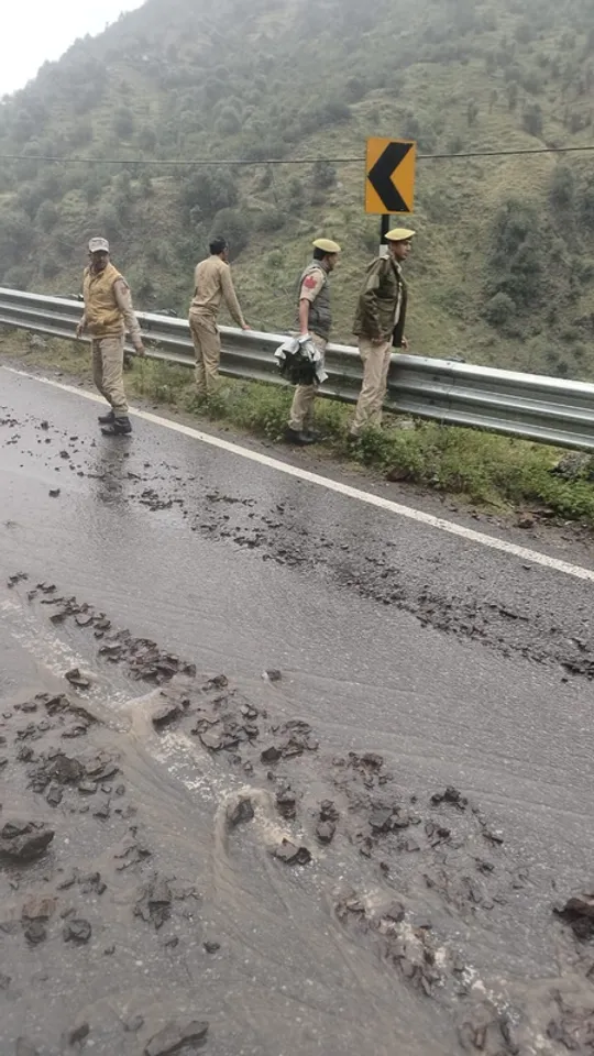 डोडा पुलिस की एडवाइजरी, भारी बारिश और भूस्खलन की वहज से सड़कों पर यातायात बंद