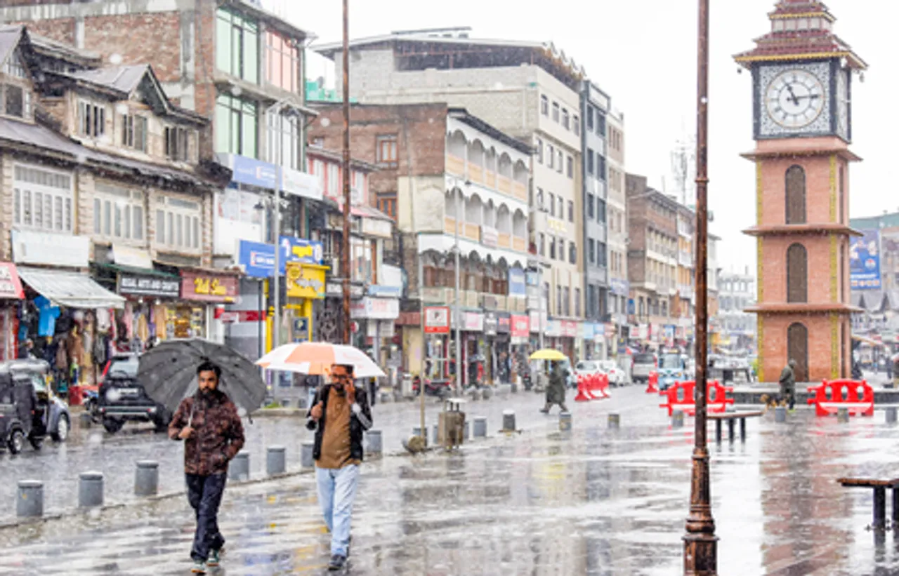 Rain lashes Srinagar