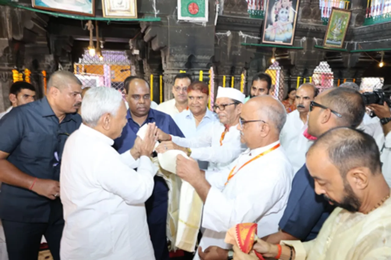 सीएम नीतीश गयाजी पहुंचकर पितृपक्ष मेले की तैयारियों का लिया जायजा, विष्णुपद मंदिर में की पूजा-अर्चना