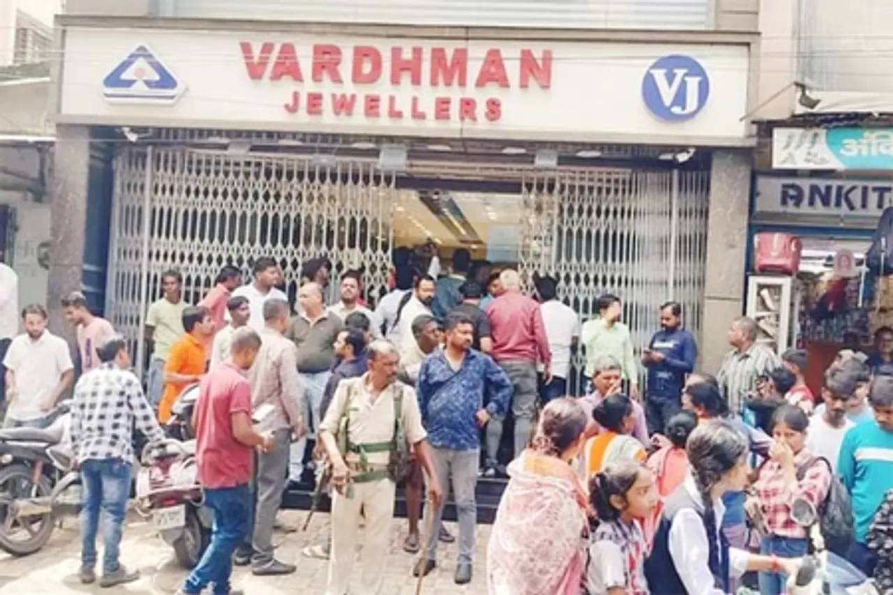 जमशेदपुर में दिनदहाड़े ज्वेलरी शॉप में लूट, दुकान मालिक को पीटकर घायल किया