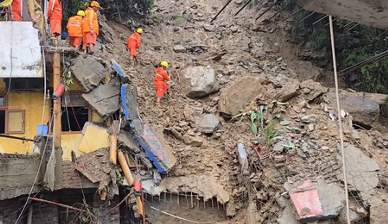 हिमाचल प्रदेश : कुल्लू भूस्खलन में दो मंजिला इमारत ढही, दो मलबे में दबे, रेस्क्यू ऑपरेशन जारी