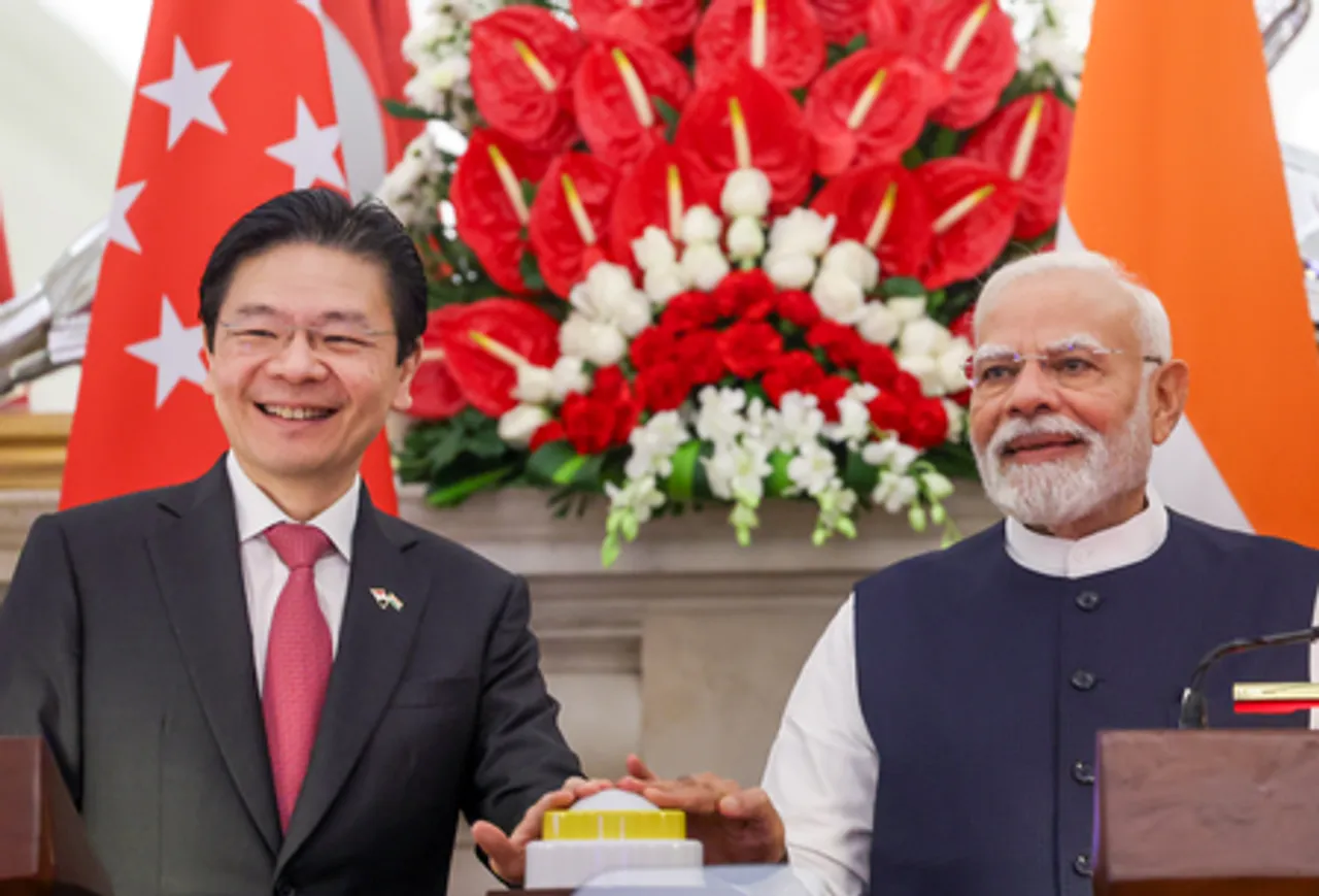 New Delhi: India and Singapore Exchange MoUs in Presence of PMs