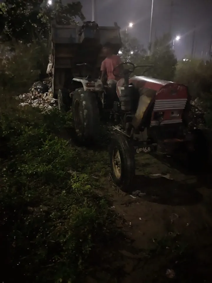नोएडा में रोड किनारे कूड़ा डालने पर दो ट्रैक्टर-ट्रॉली जब्त, एक लाख का जुर्माना