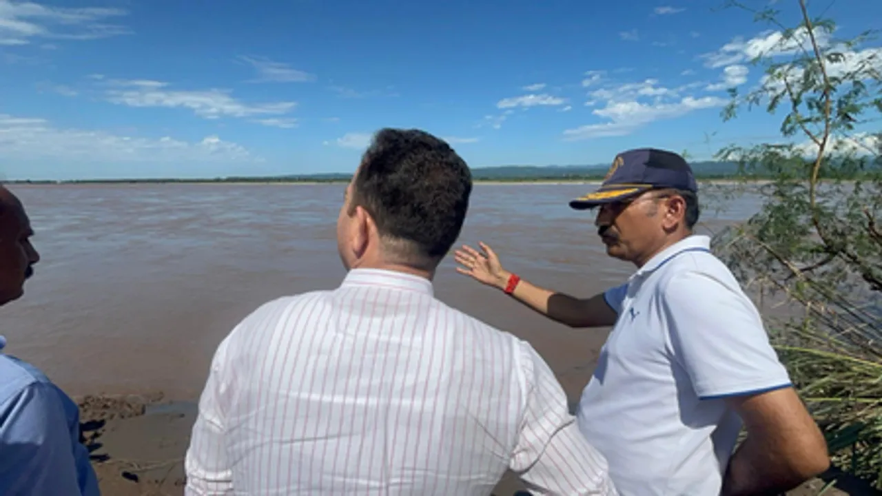 जम्मू: सुनील शर्मा ने अखनूर में बाढ़ प्रभावित गांवों का किया दौरा, राहत और पुनर्वास का जताया भरोसा
