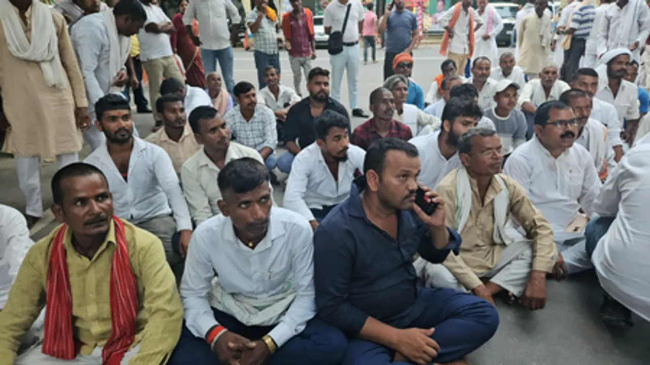 राबड़ी देवी के आवास पर टिकट मांगने पहुंचे राजद के कार्यकर्ता