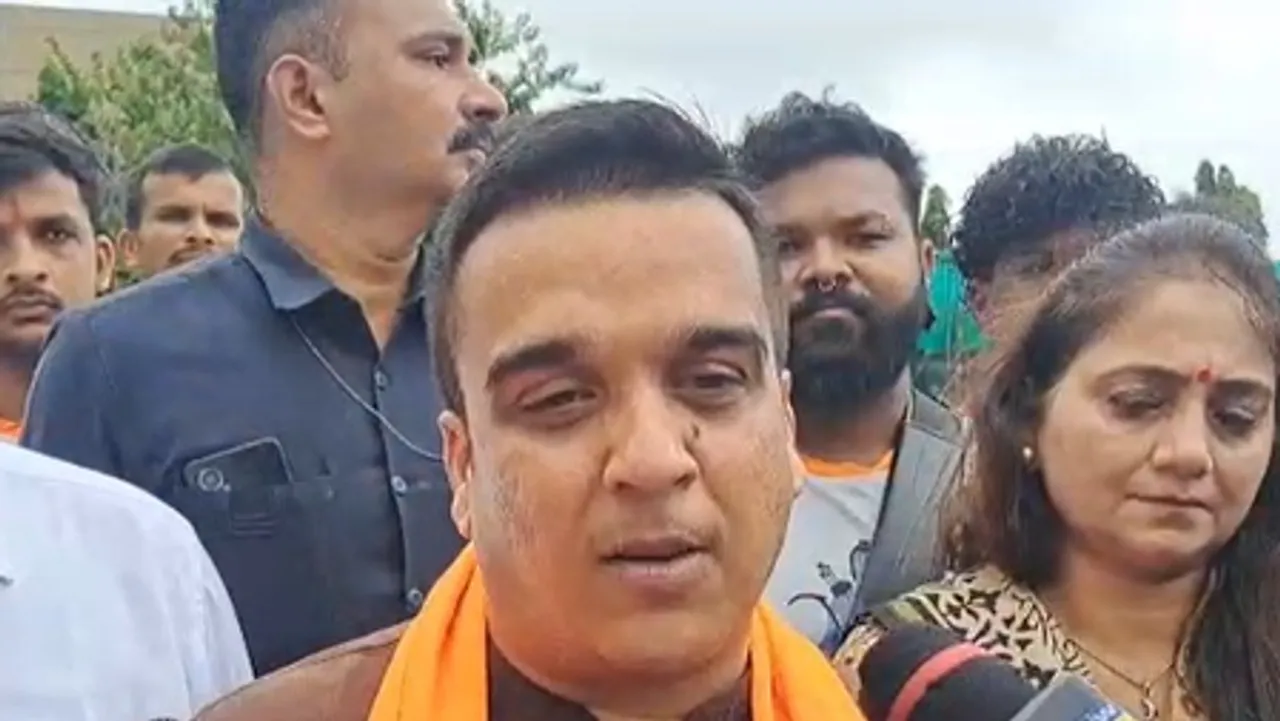 गुजरात : हर्ष संघवी ने कृत्रिम घाट पर गणेश प्रतिमा का किया विसर्जन, 'स्वदेशी अपनाओ' पहल पर दिया जोर