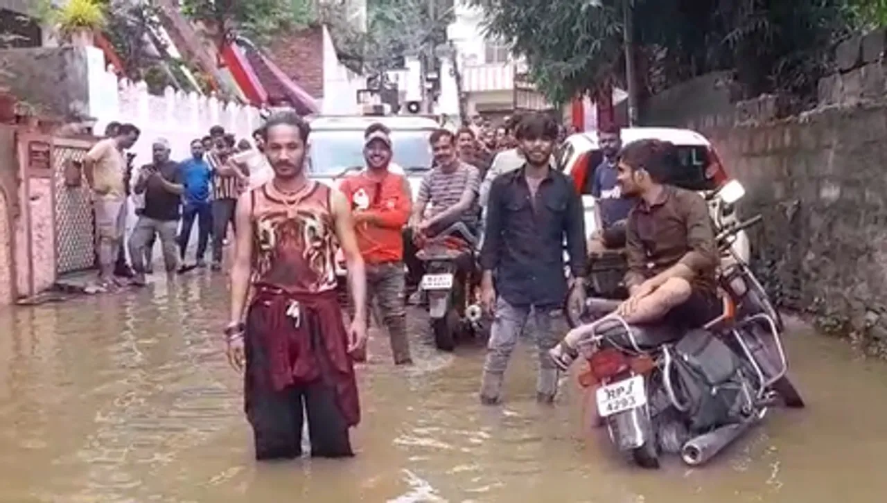 राजस्थान : उदयपुर में बाढ़ का कहर, आहड़ नदी के उफान से घर-गाड़ियां जलमग्न, प्रशासन अलर्ट