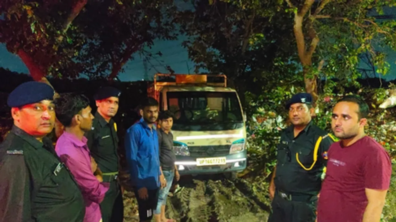 ग्रेटर नोएडा: रोड किनारे कूड़ा डालने वालों पर कार्रवाई तेज, दो ट्रैक्टर-ट्रॉली जब्त