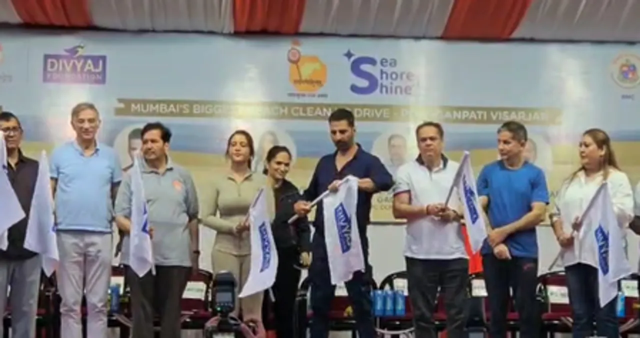 मुंबई : गणेश विसर्जन के बाद जुहू बीच पर चलाया गया सफाई अभियान, अमृता फडणवीस ने दिया स्वच्छता का संदेश