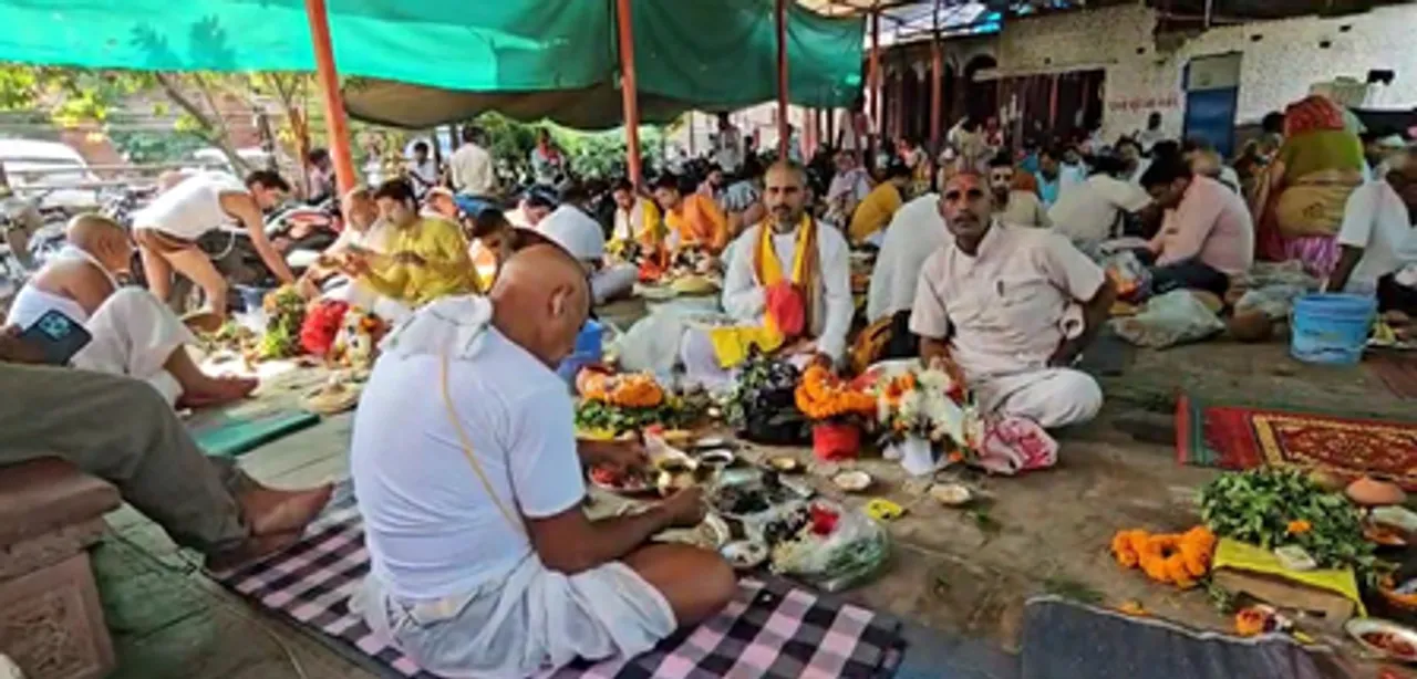 पूर्णिमा श्राद्ध की शुरुआत, वाराणसी में पिशाच मोचन कुंड पर जुटे हजारों श्रद्धालु