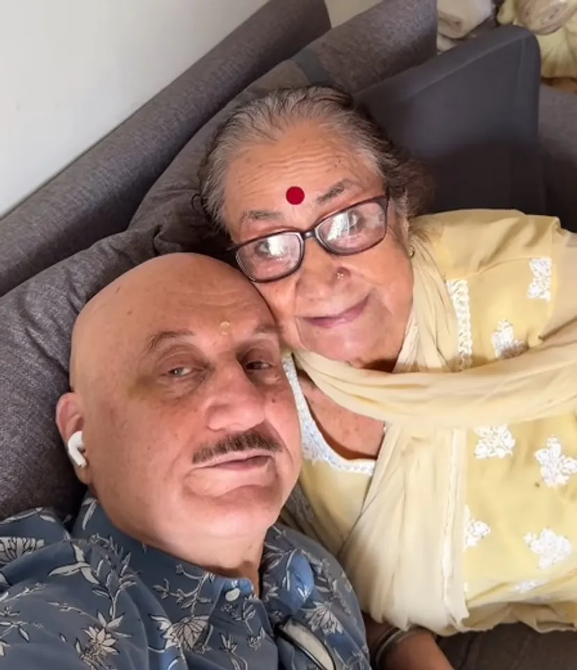 'मिडिल क्लास फैमिली की प्यारी बातें'... अनुपम खेर ने मां और भाई के साथ पोस्ट किया दिल छू लेने वाला वीडियो